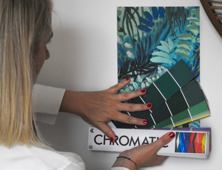 Julie Porcella, décoratrice d’intérieur à Grenoble et en Isère, sélectionnant des couleurs avec un nuancier Chromatic