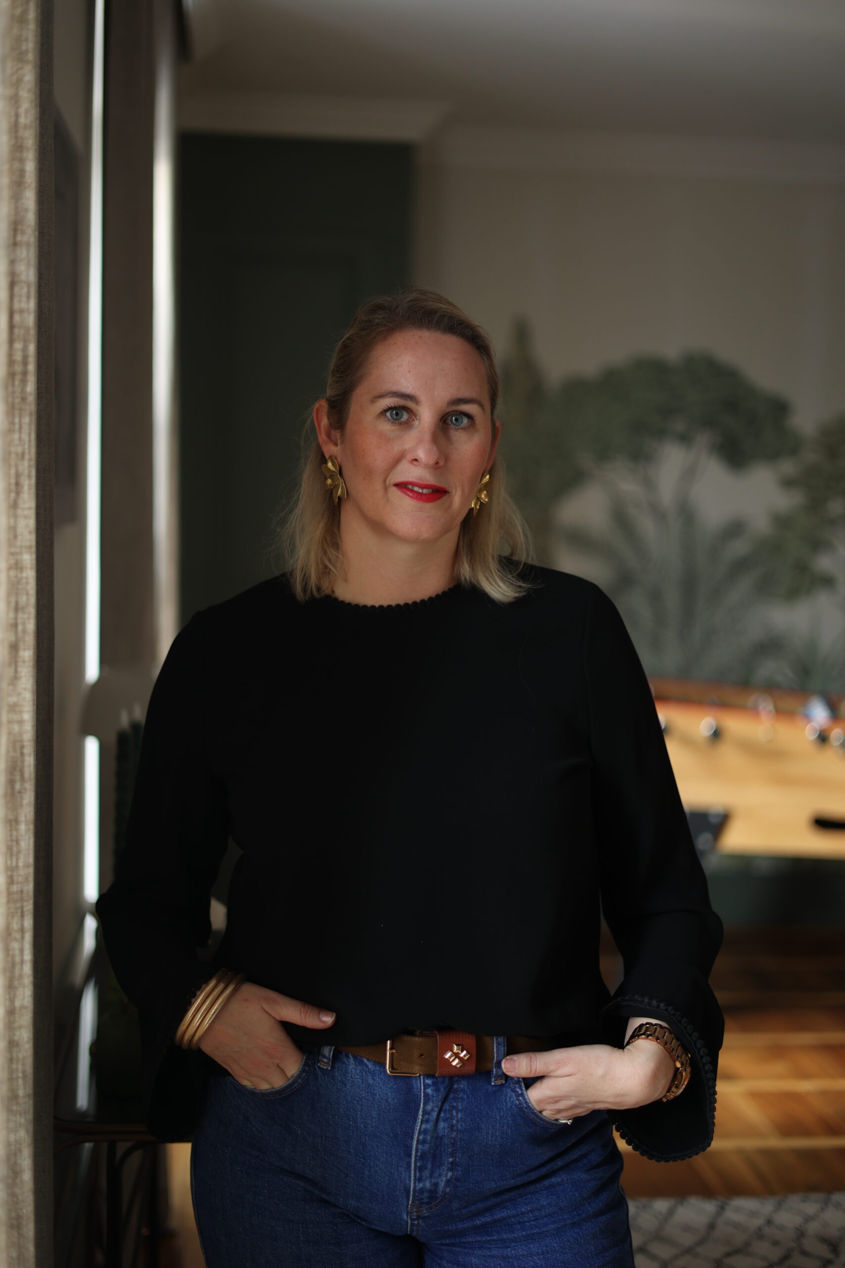 Julie Porcella, Décoratrice d'Intérieur Grenoble & Isère, dans son espace de travail avec cuisine en arrière-plan