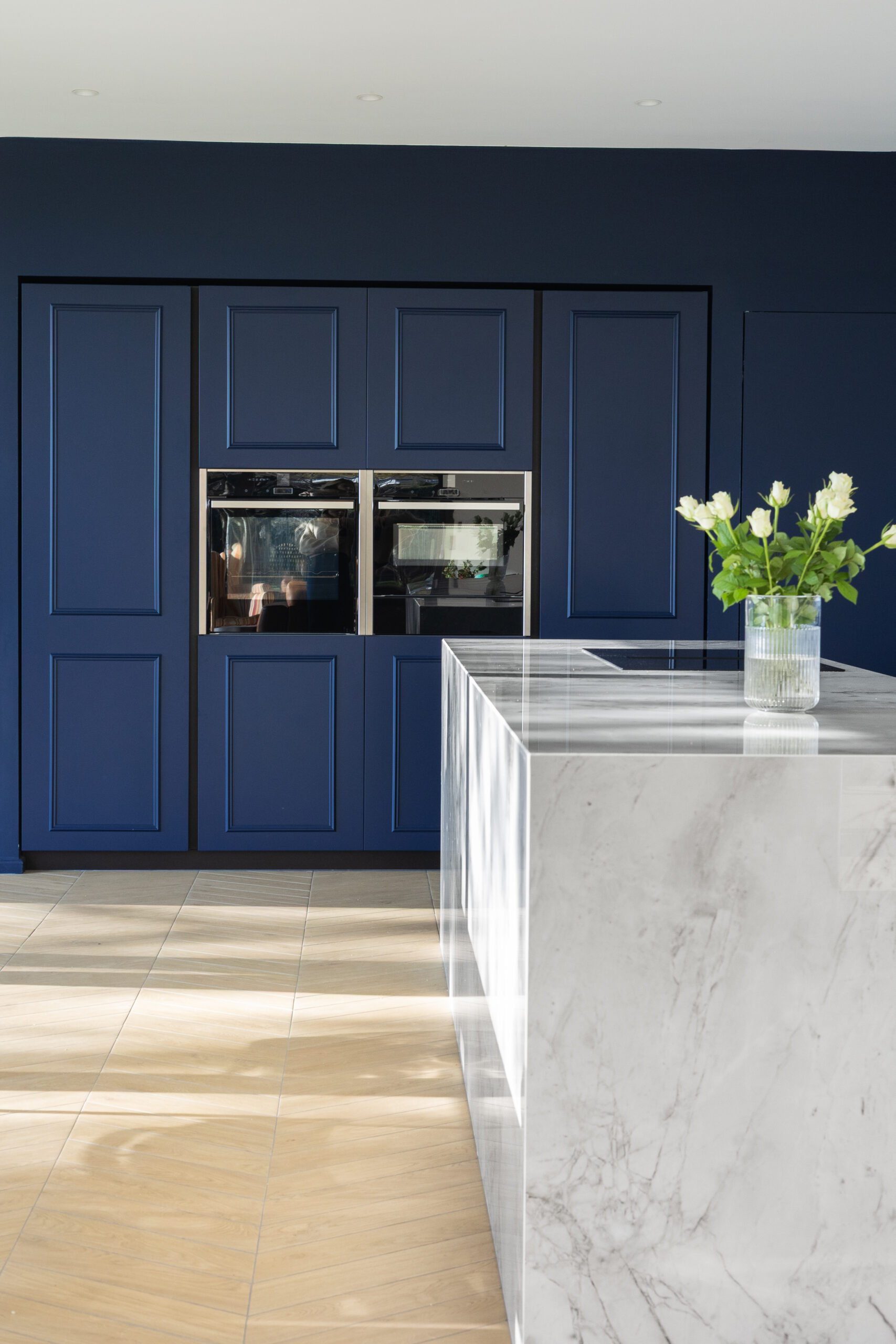 Cuisine bleue moderne avec îlot marbré – Projet D&M Julie Porcella – Décoratrice d’intérieur à Grenoble : cuisine bleue moderne avec îlot marbré