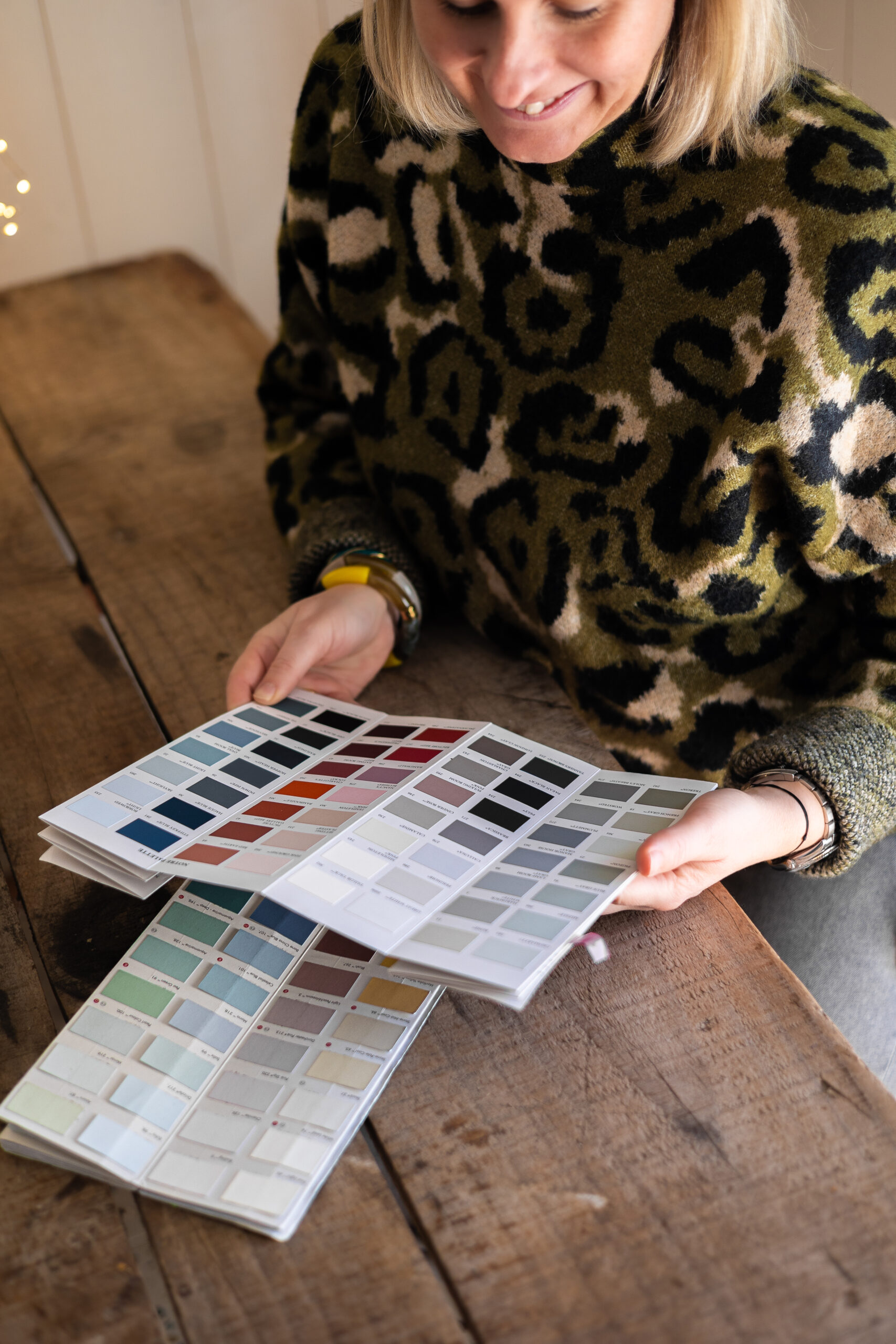 Julie Porcella – Décoratrice d’intérieur Grenoble – Conseil couleurs Projet M blog décoration intérieure en Isère, Julie Porcella, décoratrice d’intérieur, sélectionnant une palette de couleurs pour un projet de rénovation intérieure.