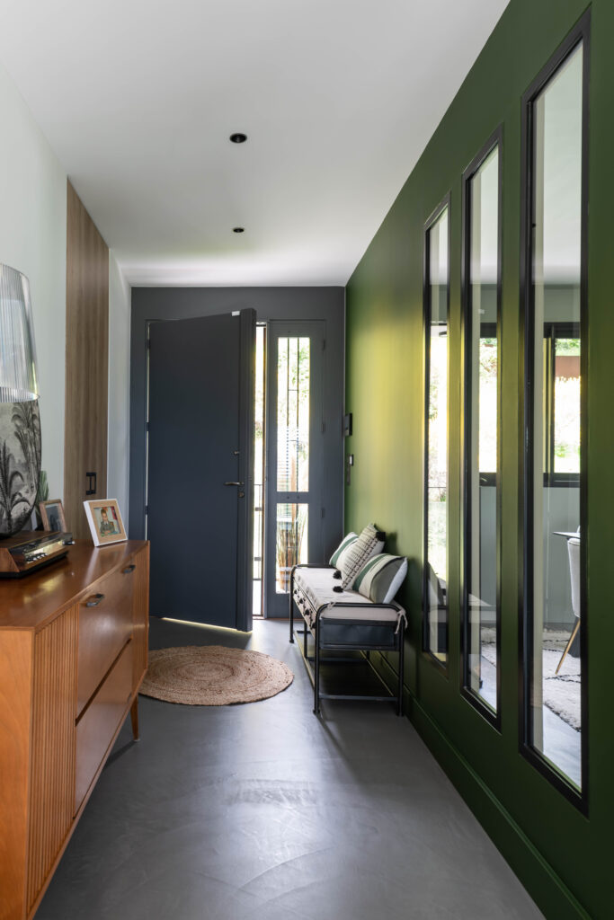 Projet C&F.
Le ton est donné dès le premier coup d'œil. Une assise couplée à du rangement permettent a cette entrée de répondre à tous les codes dignes de ce nom. A votre avis quel sera le fil conducteur de cette belle décoration dans cette charmante maison ?