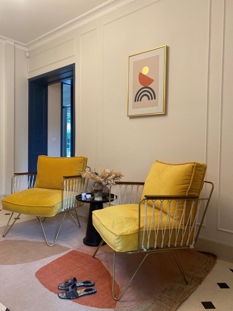 Projet J&R.
Tous les codes ont été respecté pour cette entrée haute en couleur.
Des jolis assises, un table d'appoint et un belle lumière pour une mise en valeur des lieux.