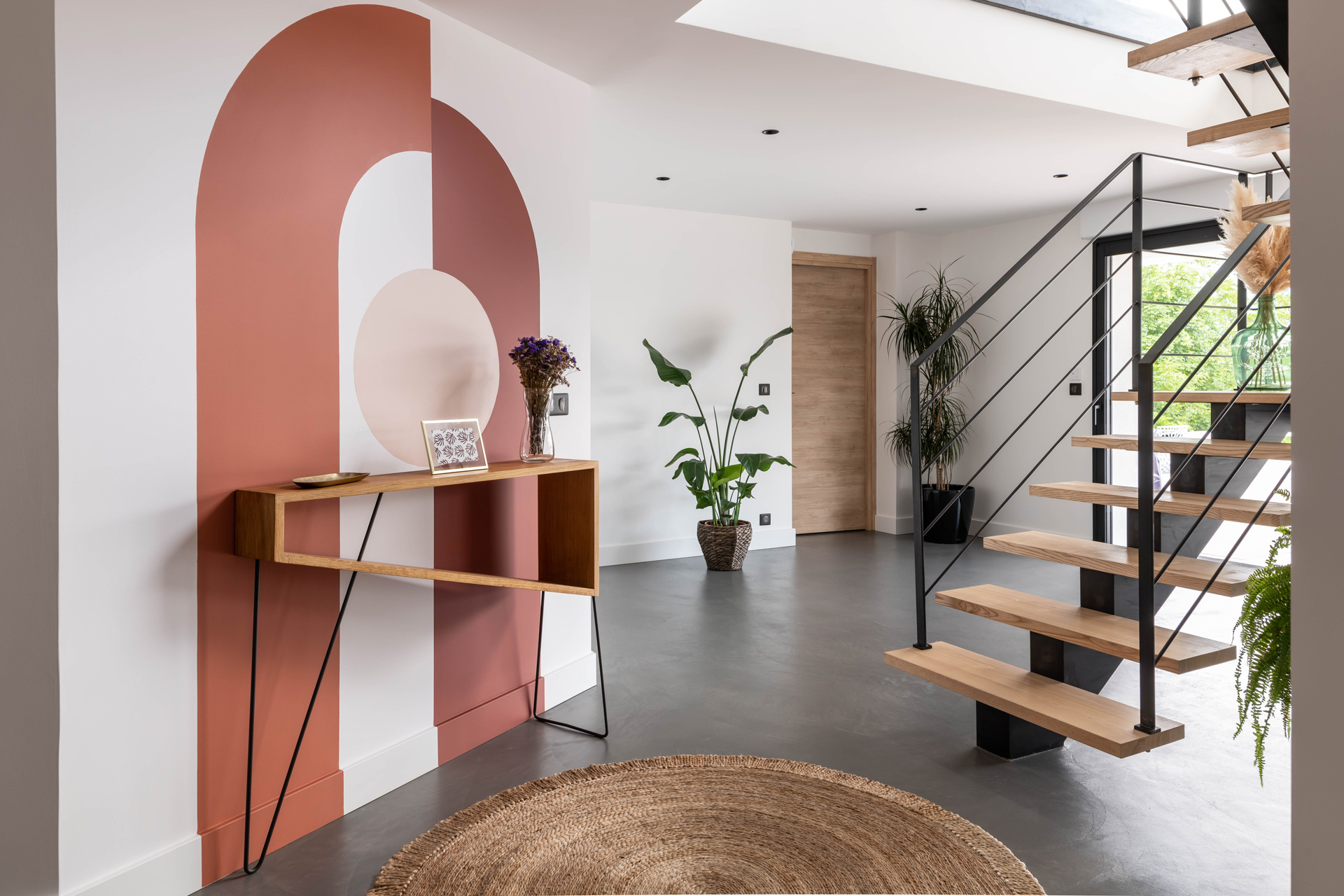 Entree-moderne-arche-terracotta-meuble-en-bois-et-escalier-design-Julie-Porcella